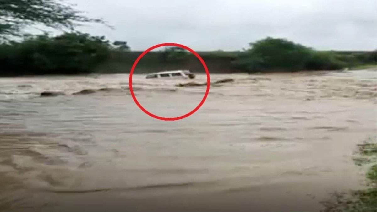 सत्संग से लौटते समय नदी में गिरी कार; दो की मौत, बच्चा लापता