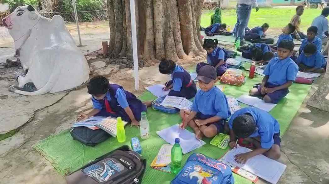 शिक्षक की कमी से पालकों में आक्रोश, स्कूल में जड़ा ताला, पेड़ के नीचे बच्चों को पढ़ा रहे ग्रामीण