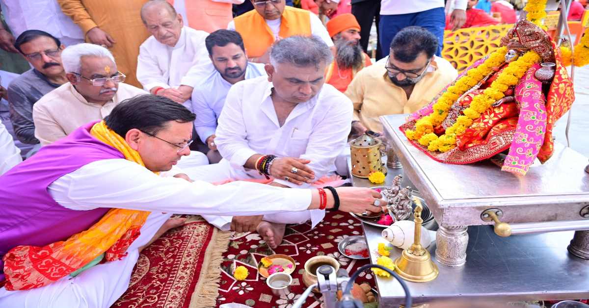 मां गंगा की शरण में पहुंचे सीएम धामी, पूजा-अर्चना कर मांगी प्रदेश की खुशहाली, कहा- नदियां केवल जल का स्त्रोत नहीं, जीवन की आधारशिला हैं