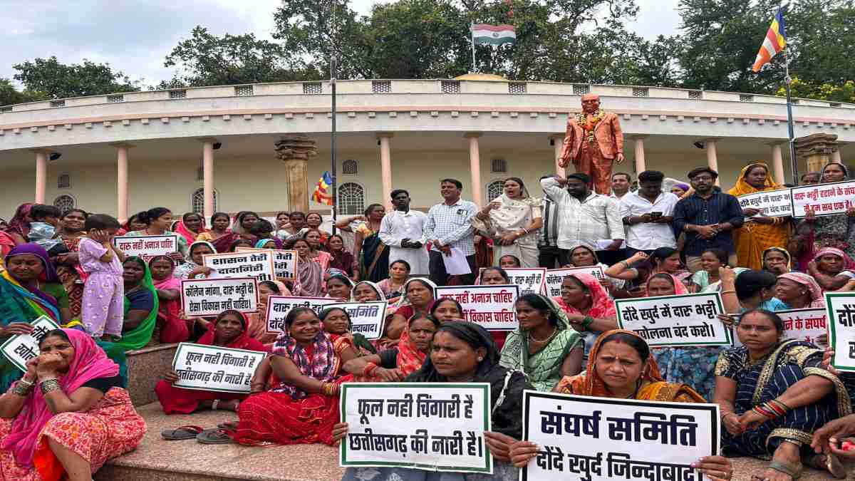 गांव में शराब दुकान खोलने का विरोध : सड़क पर उतरी महिलाएं, फैसला वापस नहीं लेने पर चक्काजाम और विधानसभा घेराव की दी चेतावनी