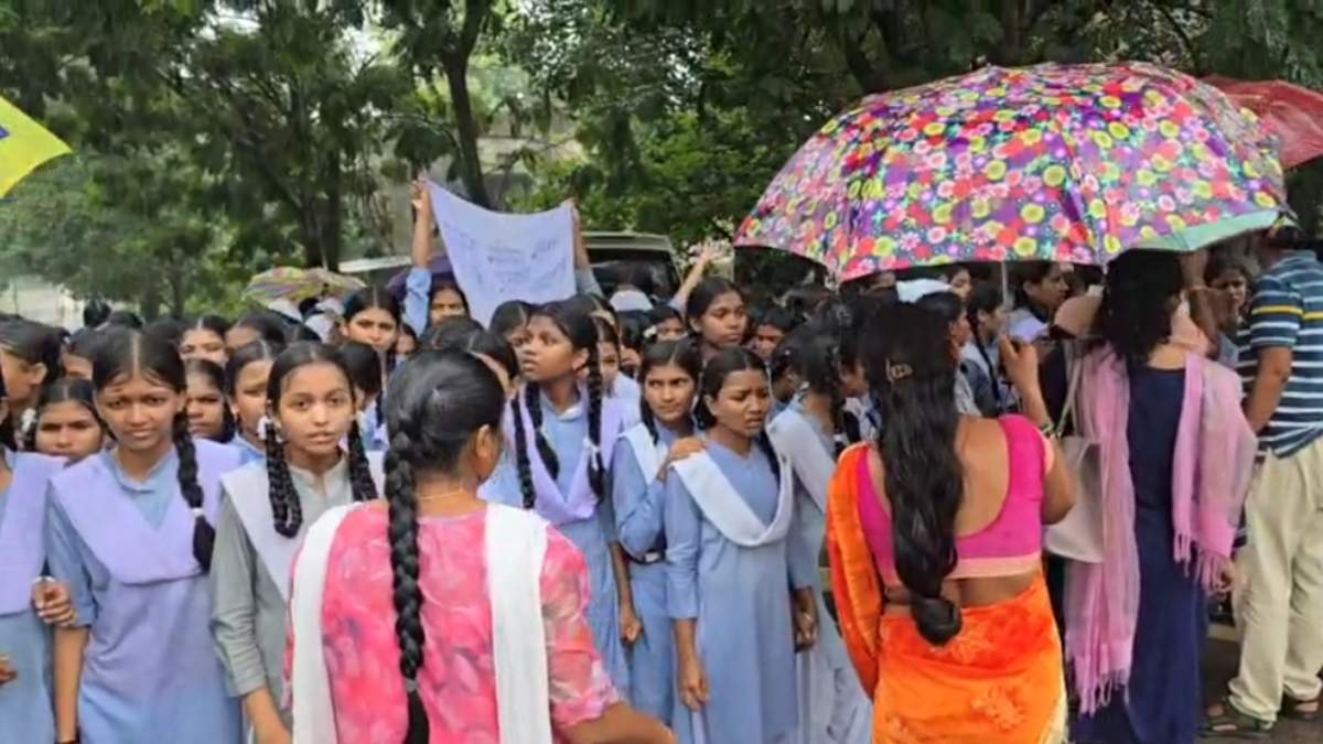 CG NEWS: बारिश में भीगते हुए छात्राओं ने हाइवे किया जाम, शिक्षकों के तबादले से हैं नाराज…