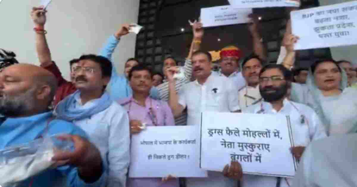 सांकेतिक ड्रग्स की पुड़िया-इंजेक्शन की माला पहनकर पहुंचे कांग्रेसी, विधानसभा में की जमकर नारेबाजी, कहा- ये ‘मछली’ किसकी है ? ‘मगरमच्छ’ पर कार्रवाई की मांग