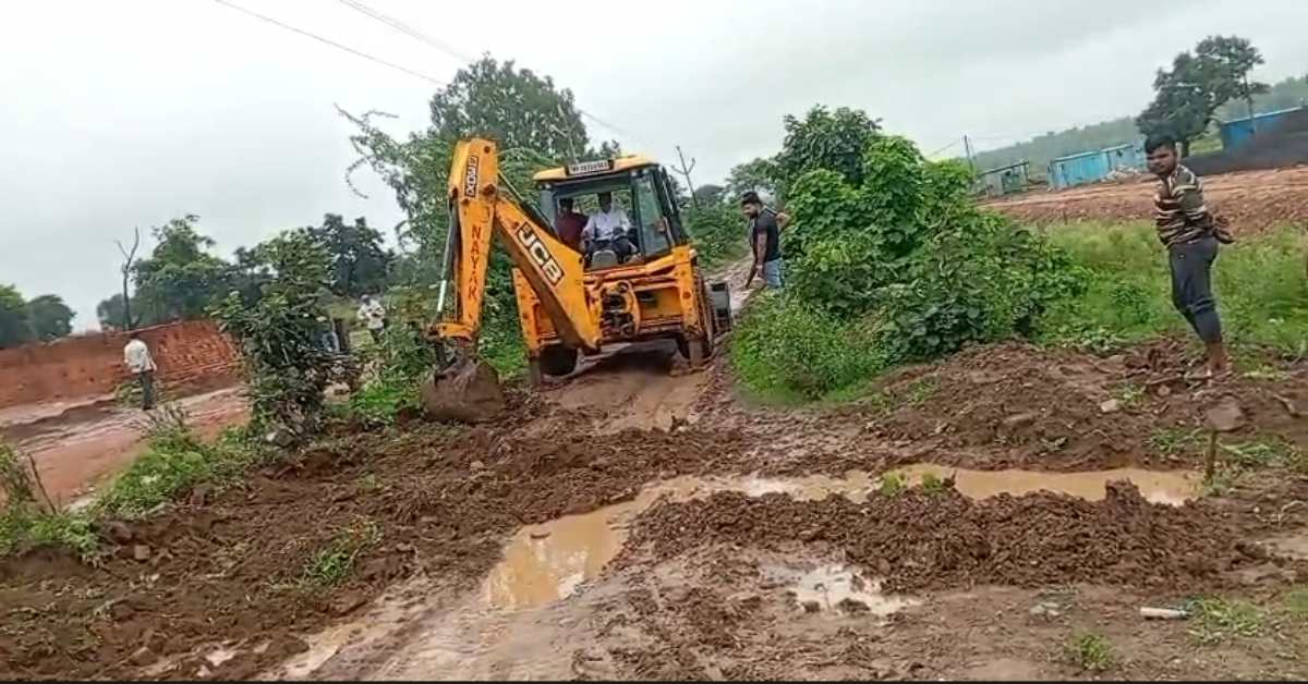 राजस्व विभाग पर राजनीतिक दबाव? 200 साल पुराने रास्ते को व्यापारी का बताकर कर दिया सीमांकन, विरोध में उतरे किसान
