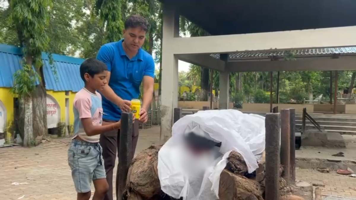 गरीब परिवार के इकलौते सहारे की पानी में डूबकर हुई मौत, अंतिम संस्कार के लिए भी नहीं थे पैसे, ‘अनोखी सोच’ संस्था ने पेश की मानवता की मिसाल…