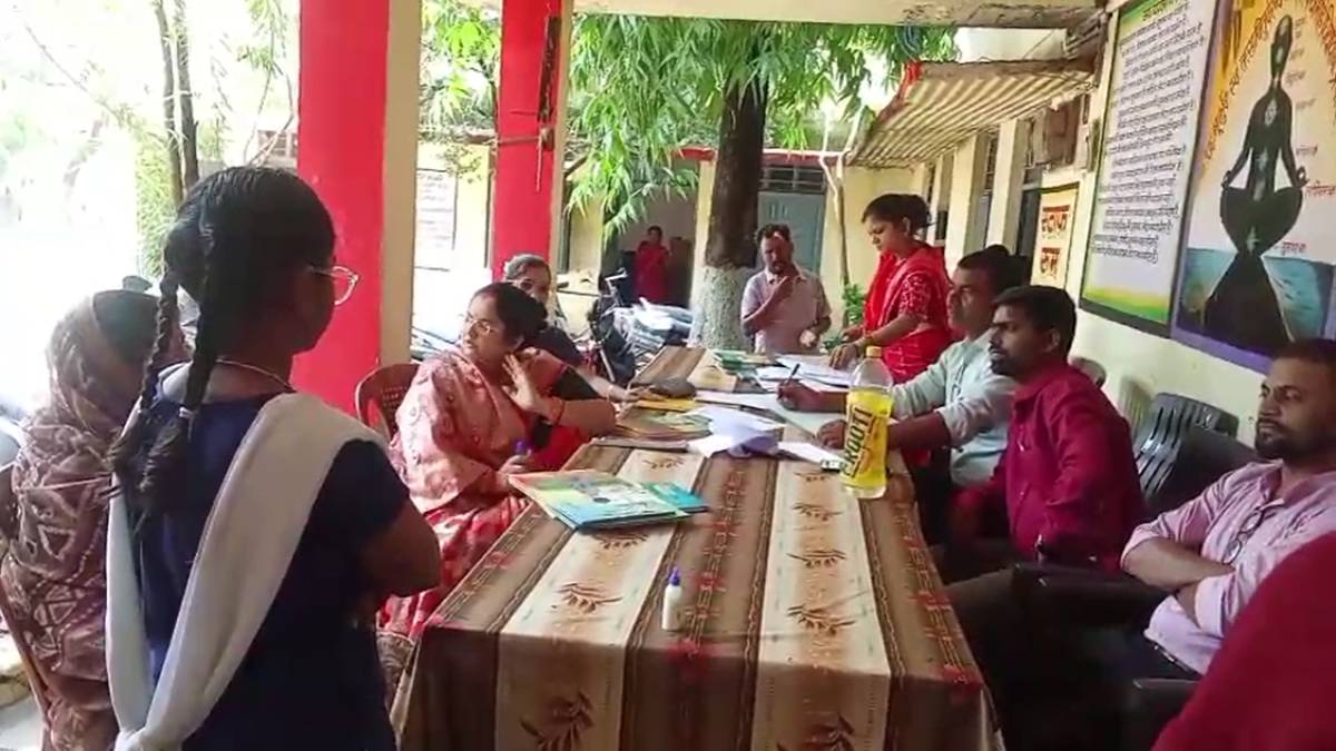 ‘मिशनरी’ नहीं सरकारी स्कूल में तिलक लगाने पर बवालः प्राचार्य ने छात्रा को टीसी देने की धमकी, बोली- ‘आश्रम थोड़ी है जो तिलक चंदन लगाकर आती हो’