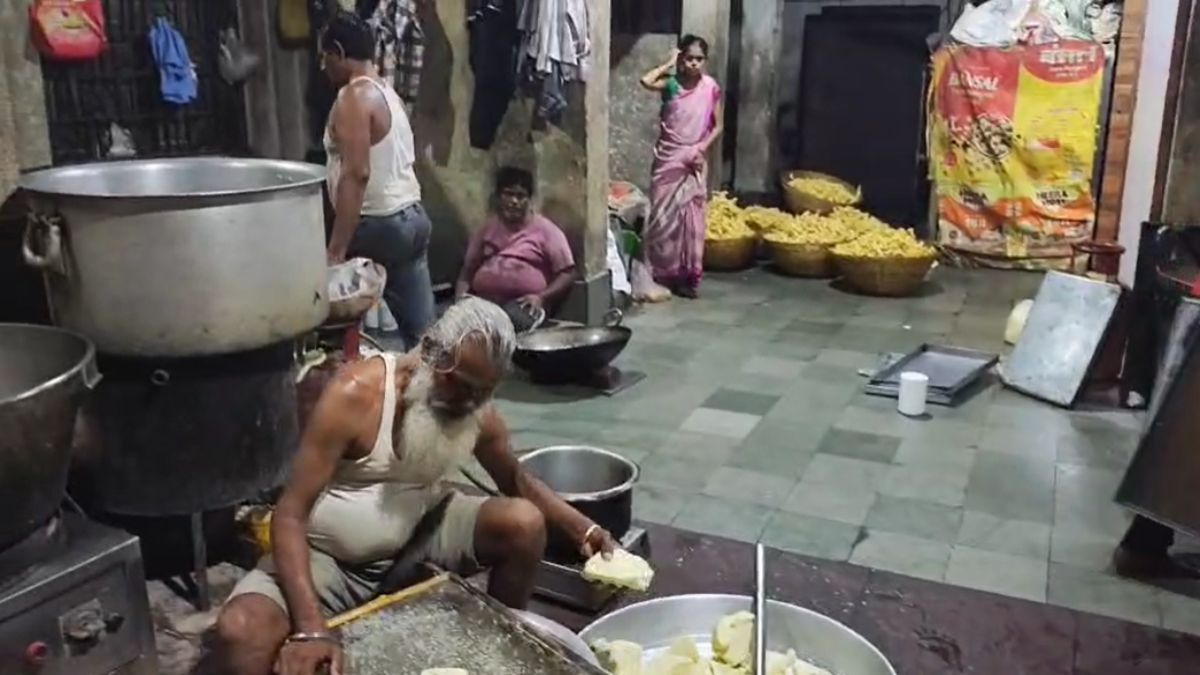 गंदगी और कॉकरोच के बीच बन रही थी मिठाईयां: खाद्य विभाग ने कारखाने पर मारा छापा, जांच के लिए लैब भेजे सैंपल