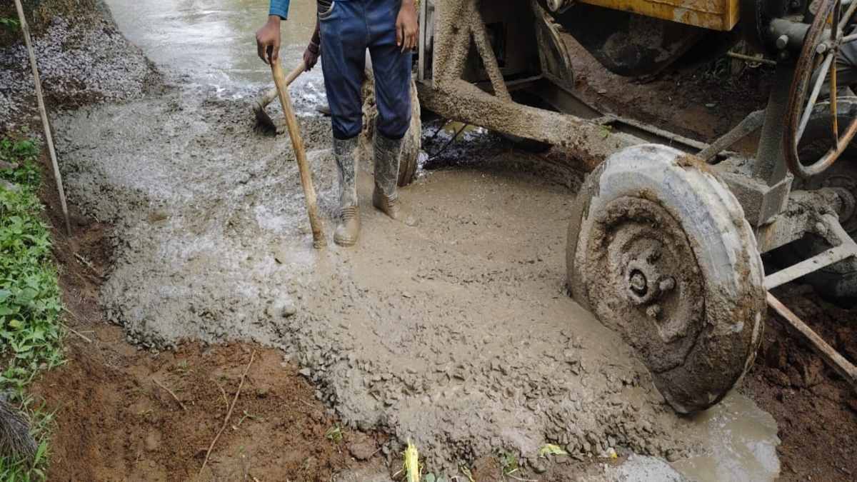 सीसी रोड निर्माण में भ्रष्टाचार : 8 इंच का एस्टीमेट लेकिन 4 इंच में ढलाई कर रहा ठेकेदार, कलेक्टर बोले – जांच के बाद होगी कार्रवाई
