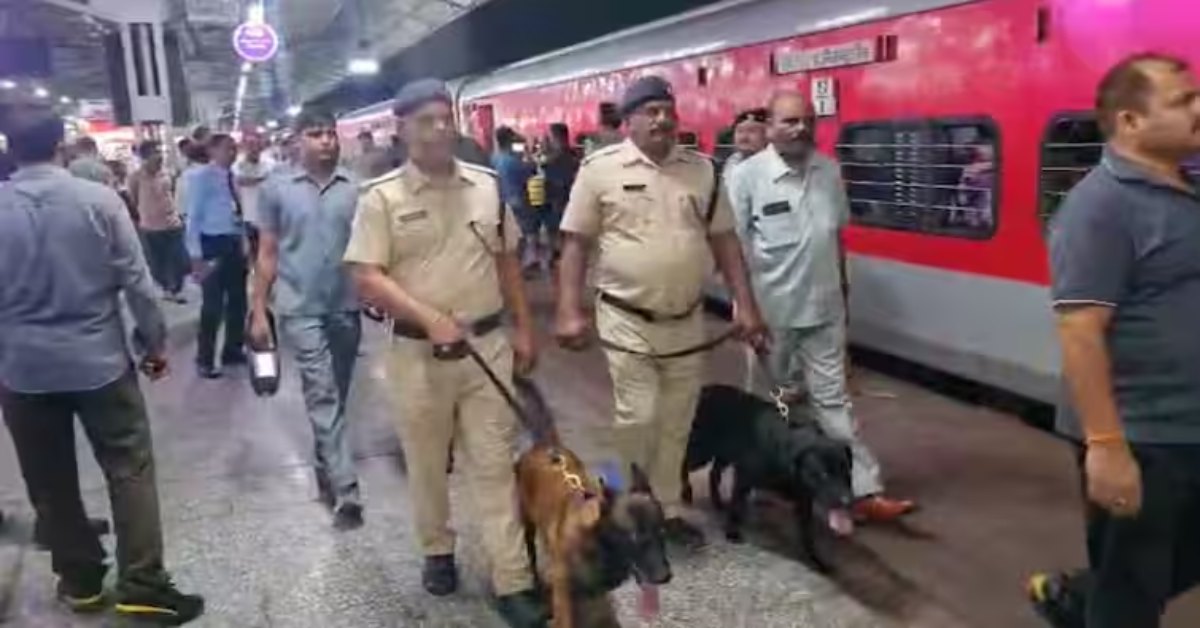 छत्तीसगढ़ संपर्क क्रांति में बम होने की सूचना, मचा हड़कंप, झांसी स्टेशन पर खाली कराई गई पूरी ट्रेन