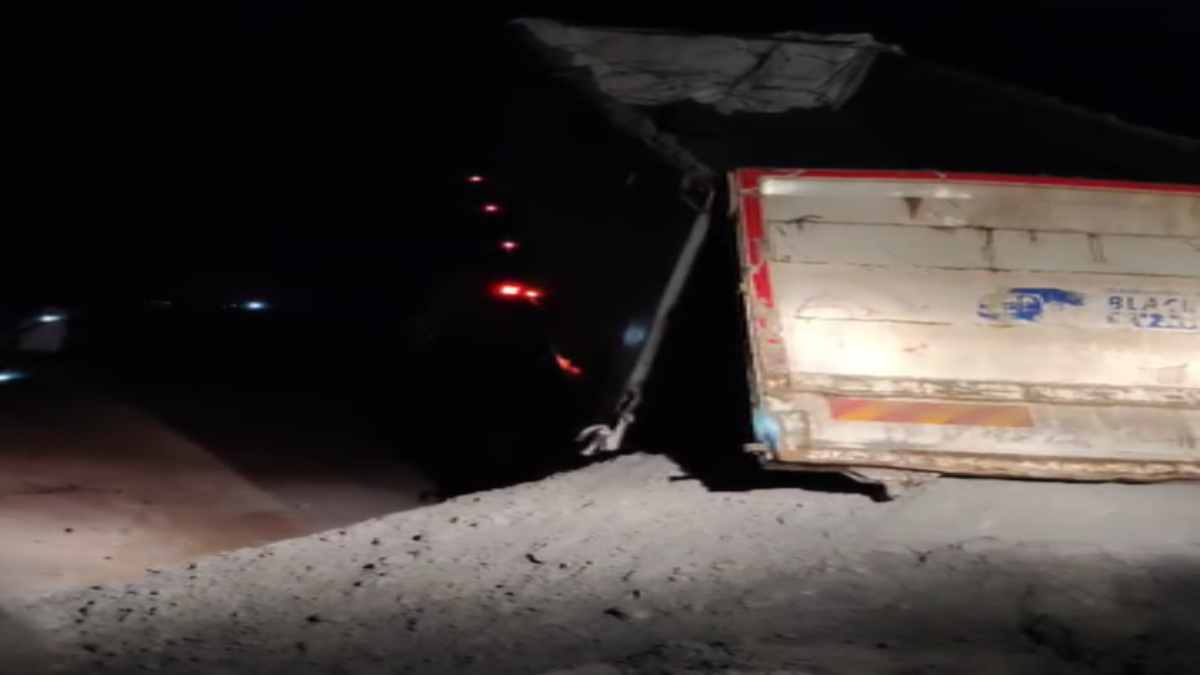 राखड़ में दबने से ट्रेलर चालक की मौत, परिजनों में आक्रोश, मुआवजा देने और दोषियों पर कार्रवाई के आश्वासन पर शव को पीएम के लिए ले जाने दिया