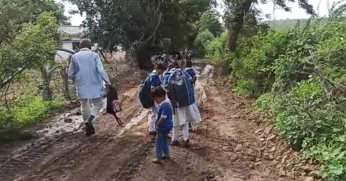 बदहाल व्यवस्था की एक तस्वीर ऐसी… कीचड़ भरे रास्ते से स्कूल जाने को मजबूर बच्चे, शिकायत के बावजूद जिम्मेदार मौन