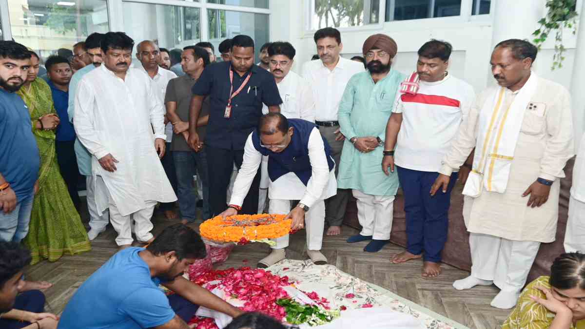 सड़क हादसे में मंत्री केदार कश्यप के भतीजे की मौत, सीएम साय ने दी श्रद्धांजलि, शोक संतप्त परिजनों से की मुलाकात