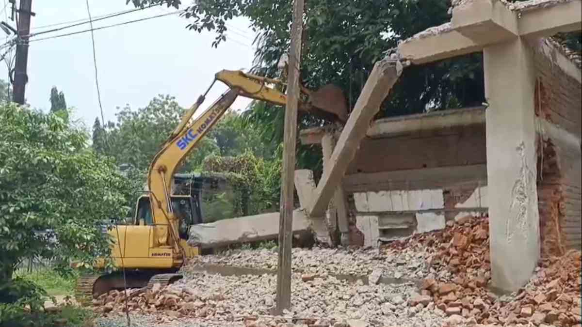 खबर का असर : अवैध निर्माण पर चला बुलडोजर, वन विद्यालय के लिए आरक्षित जमीन पर सरकारी कर्मचारियों ने किया था अतिक्रमण