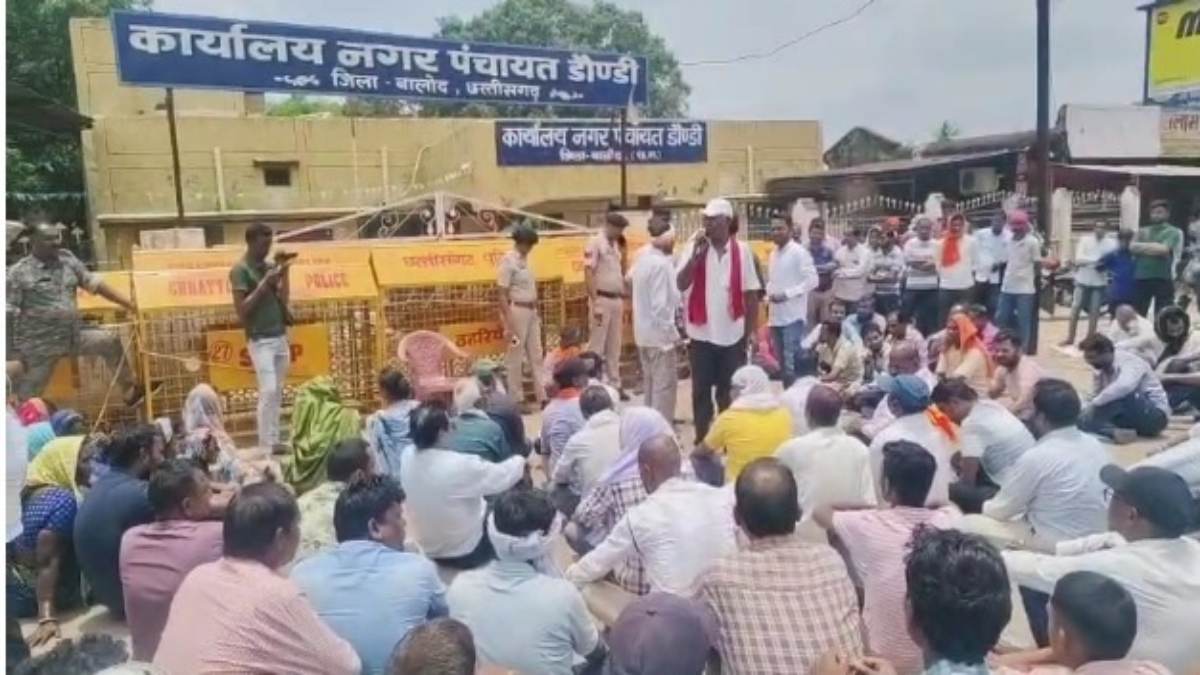 नगर की समस्याओं को लेकर डौंडी बंद : नगर पंचायत के सामने धरने पर बैठे व्यापारी, मांगें पूरी नहीं होने पर चक्काजाम की दी चेतावनी