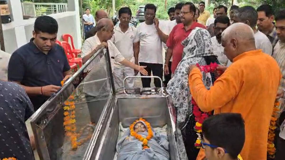 MP के बड़वानी में पहला देहदानः प्रेमा देवी का पार्थिव शरीर मेडिकल कॉलेज को समर्पित, CM की घोषणा पर हुआ अमल, पुलिस ने दिया गार्ड ऑफ ऑनर