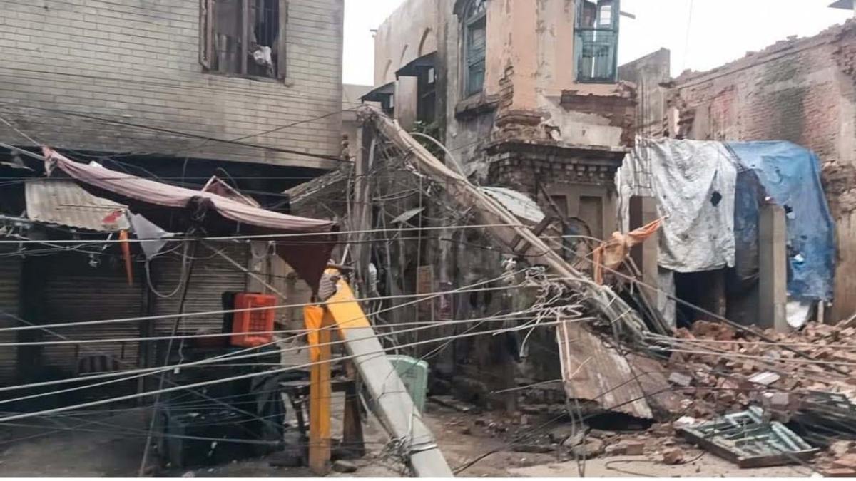 Punjab News: अचानक ढही पुरानी इमारत, आसपास के खंभे और तार भी टूटे, इलाके में बत्ती गुल…