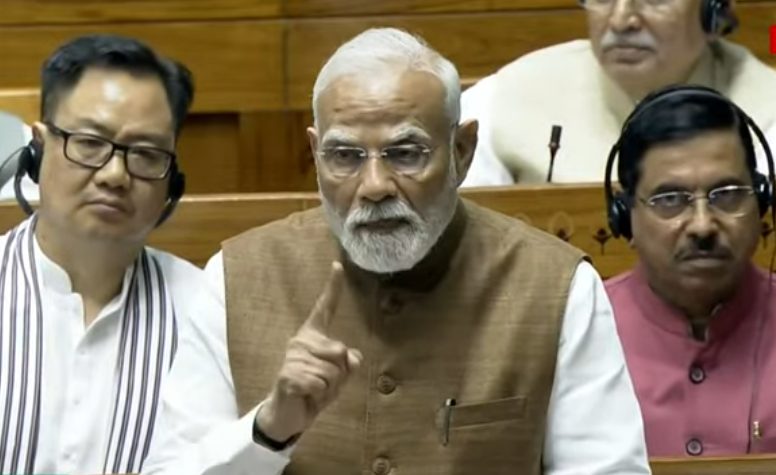 “कांग्रेस ने सिंधु जल समझौता किया, भारत का 80% पानी पाक को दिया…उसे MFN का दर्जा दिया” – लोकसभा में पीएम मोदी ने कांग्रेस की जमकर उधेड़ी बखिया
