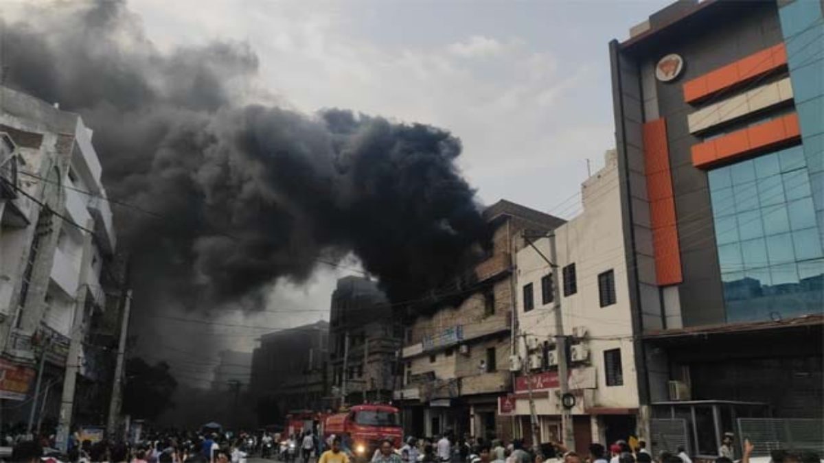 कपड़ा दुकान में लगी भीषण आग, लाखों का नुकसान; दमकल की 6 गाड़ियां मौके पर पहुंचीं