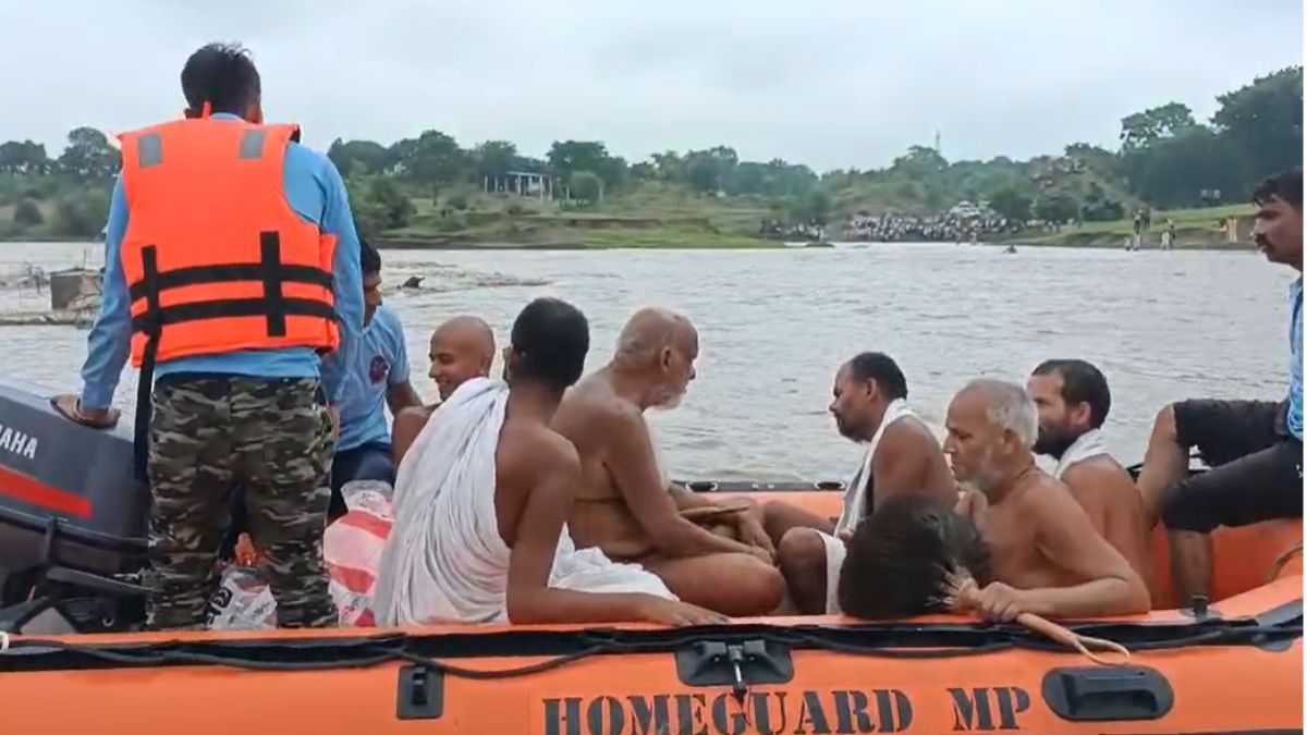 चातुर्मासः दिगंबर जैन संत 108 श्री सुधाकर मुनि महाराज का अशोकनगर विहार, NDRF की टीम ने कराया नदी पार