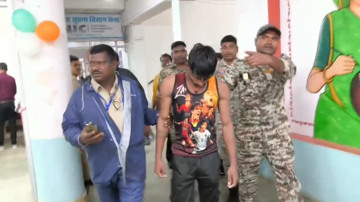 कलेक्ट्रेट के सामने आत्मदाह का प्रयास, आवास नहीं मिलने से परेशान युवक ने खुद पर छिड़का पेट्रोल, मचा हड़कंप