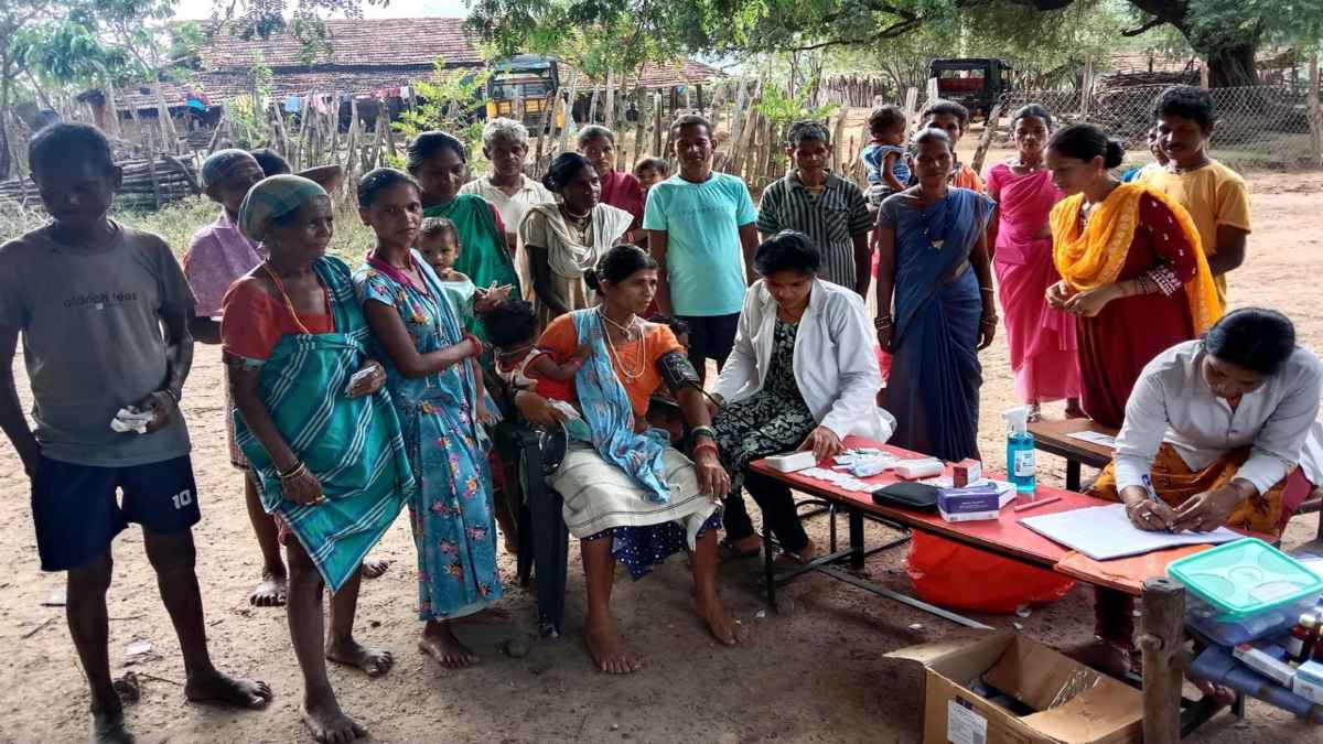 CM साय के नेतृत्व में बदल रही बस्तर की तस्वीर: ‘नियद नेल्लानार’ योजना ने ग्रामीणों को किया भयमुक्त, अब गोलियों की जगह गूंजती है स्कूलों की घंटी