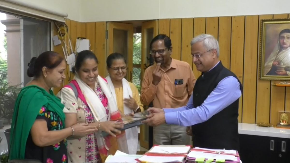 मन में विश्वास हो तो दिव्यागंता कोई बाधा नहींः इंदौर की गुरदीप कौर देख, सुन और बोल नहीं सकती, GST विभाग में मिली नौकरी, कल्पना से बढ़कर सफलता हासिल