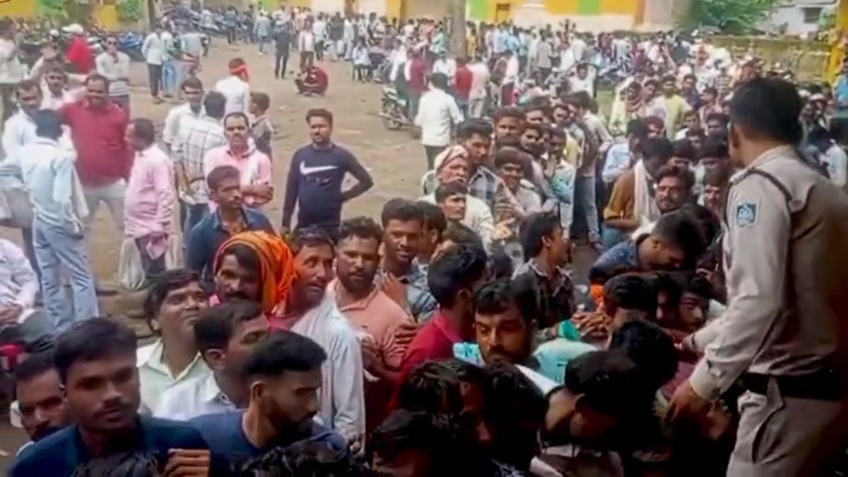 ‘किसानी करना पाप है’: खाद लेने सुबह 4 बजे से लाइन में लगे किसानों का छलका दर्द, बरसते पानी में लाइन नहीं छोड़ी