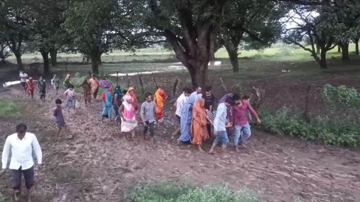 इस गांव में खाट पर सरकारी सिस्टम! सड़क न होने से प्रसूता को 2 से 3 किलोमीटर तक ले जाना पड़ा पैदल
