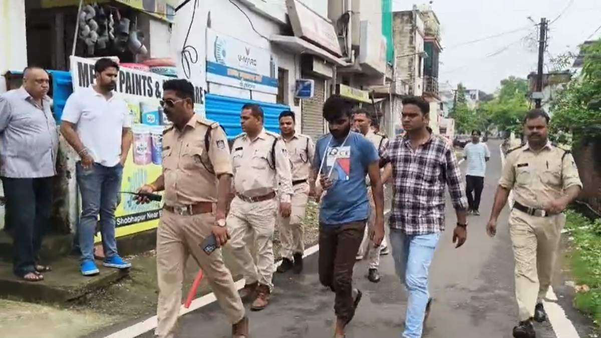 गुंडा टैक्स न देने पर बिल्डर के ऑफिस में तोड़फोड़ः पुलिस ने आरोपी का निकाला जुलूस, 2 दर्जन से ज्यादा आपराधिक मामले है दर्ज