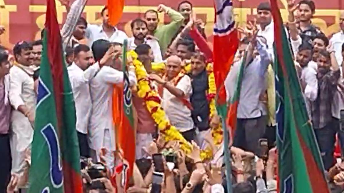BJP प्रदेश अध्यक्ष का ग्वालियर में जोशीला स्वागतः JCB से बरसाए फूल, क्रेन से 20 फीट लंबी माला पहनाई