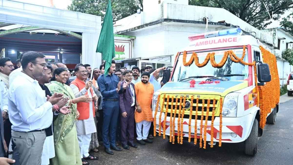 सीएम विष्णु देव साय ने आधुनिक एम्बुलेंस को दिखाई हरी झंडी, अब सुदूर क्षेत्रों में मिलेंगे आपातकालीन स्वास्थ्य सुविधा