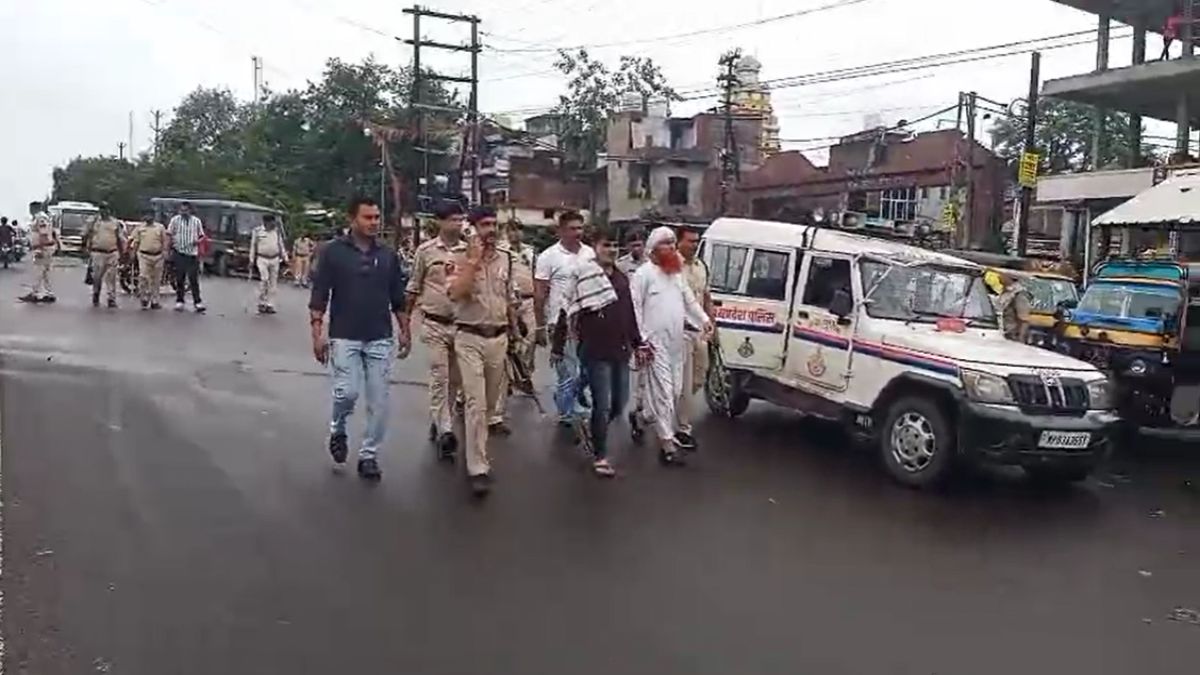गौरक्षकों पर हमला करने वाले आरोपी महाराष्ट्र से गिरफ्तार: पुलिस ने आरोपियों का निकाला जुलूस, सभी पर था 5-5 हजार का इनाम