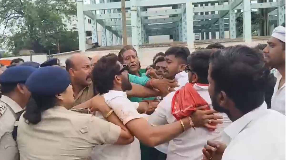 चैतन्य बघेल की गिरफ्तारी का विराेध, ED दफ्तर के बाहर कांग्रेसियों का प्रदर्शन, पुलिस और कार्यकर्ताओं के बीच हुई झूमाझटकी