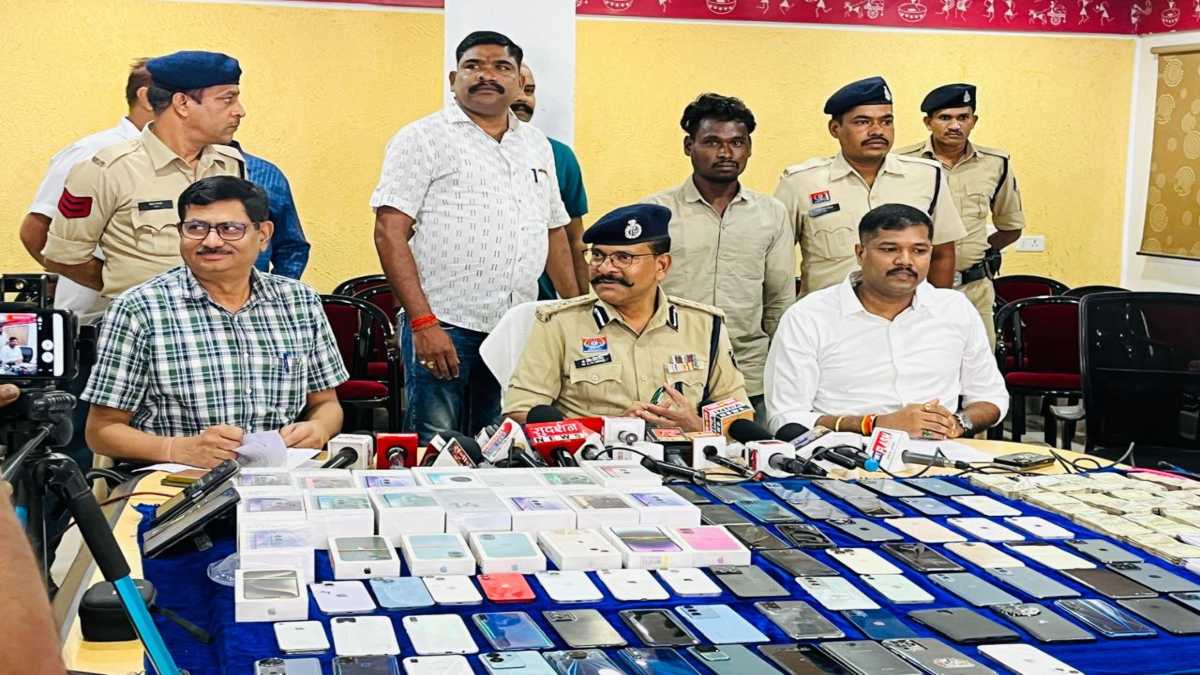 दुकान का ताला तोड़कर चोरी, नागपुर से 4 आरोपी गिरफ्तार, 87 मोबाइल, 20,000 कैश और दो एक्टिवा जब्त