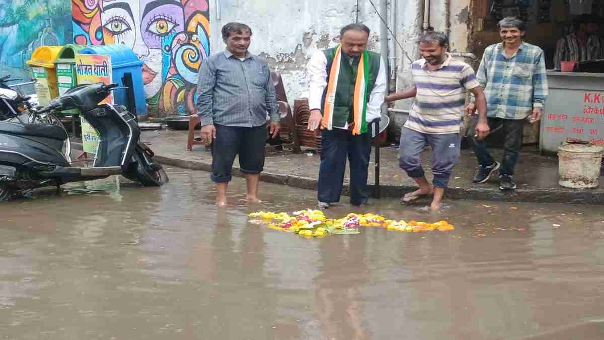 इंदौर में गड्ढों ने ली समाधि, कांग्रेस ने किया अनोखा प्रदर्शन, फूल अर्पित कर दी श्रद्धांजलि