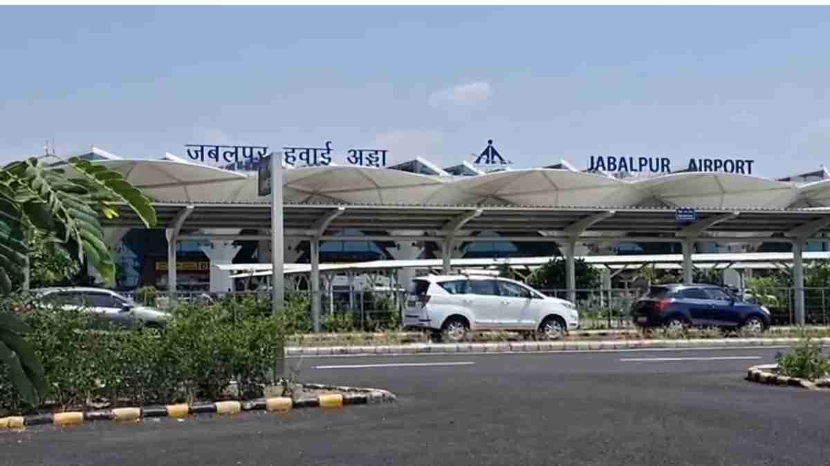 फ्लाइट पर चढ़ने से पहले पकड़ाया शख्स: बैग से मिला कुछ ऐसा कि चौंक गए अफसर, जानिए कहां से आया था