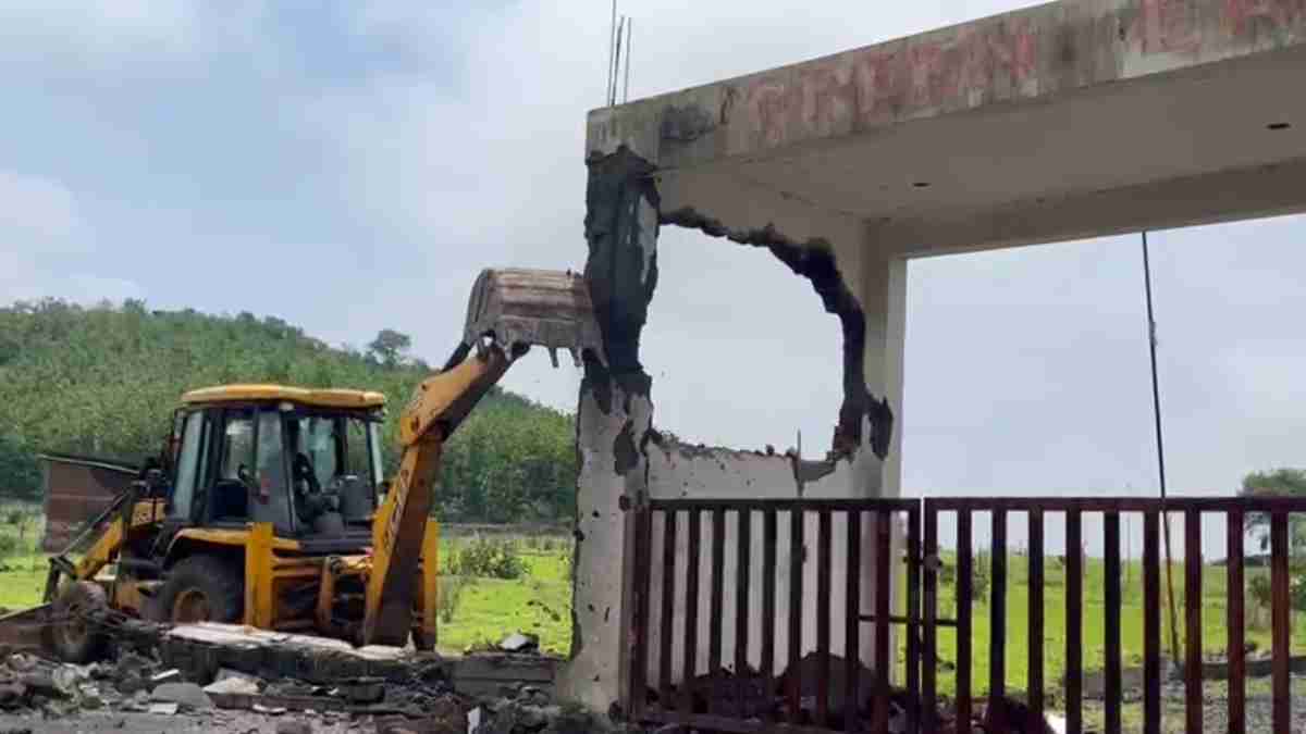 बिल्डर के खिलाफ बड़ा एक्शन: 16 करोड़ की सरकारी जमीन पर कब्जा कर किया अवैध निर्माण, प्रशासन ने चलाया बुलडोजर