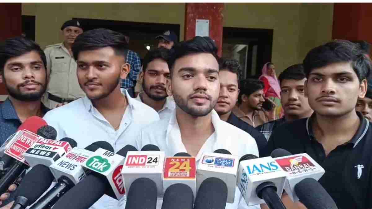 जबलपुर में NSUI का अनोखा प्रदर्शन: पेपरों की माला पहनकर पहुंचे रानी दुर्गावती विश्वविद्यालय, लगाए ये आरोप