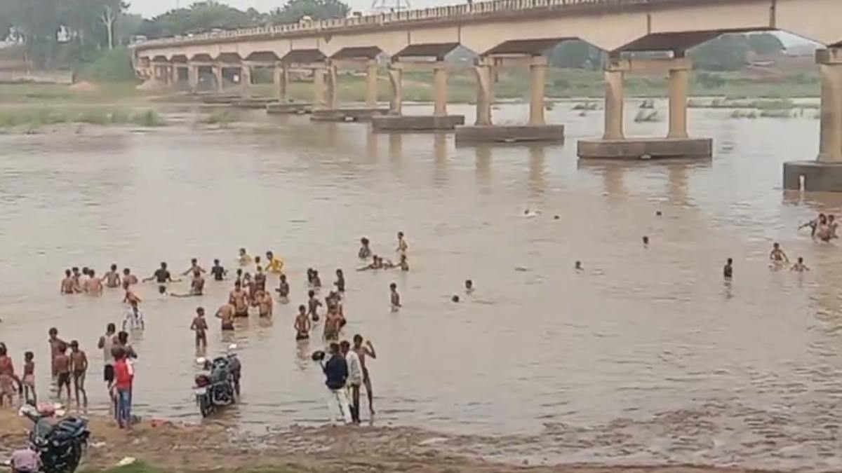 Bihar News: नदी में नहाने के दौरान तेज धारा में बहा युवक, देवदूत बनकर पुलिसकर्मी ने बचाई जान