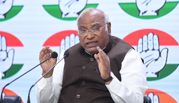 Mallikarjun Kharge Visit Chhattisgarh:  कांग्रेसियों को रिचार्ज करने आज पहुंचेंगे खरगे, दिग्गजों के साथ एकजुटता का देंगे संदेश