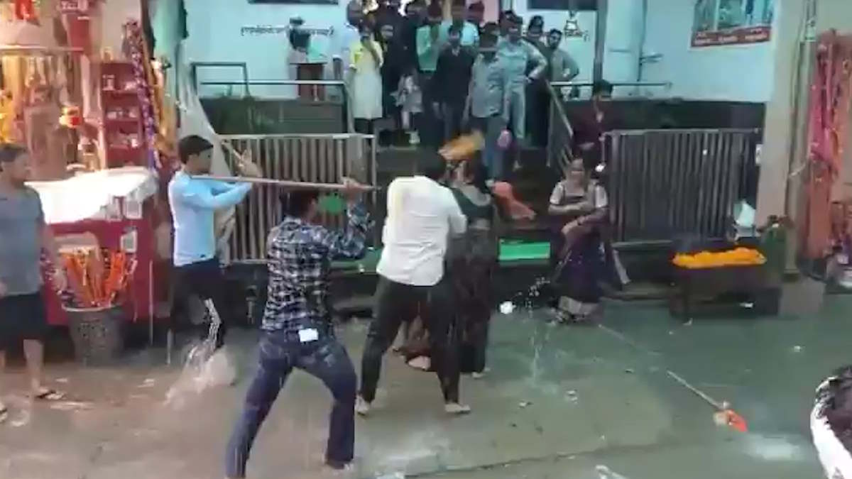 Khatushyamji Viral Video: सीकर के प्रसिद्ध खाटूश्याम मंदिर में फिर दुकानदारों और श्रद्धालुओं के बीच जमकर चली लाठियां…