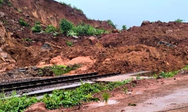 भूस्खलन के कारण कोरापुट-किरंदुल रेल लाइन अवरुद्ध, प्रभावित ट्रेनों की पूरी सूची देखें…