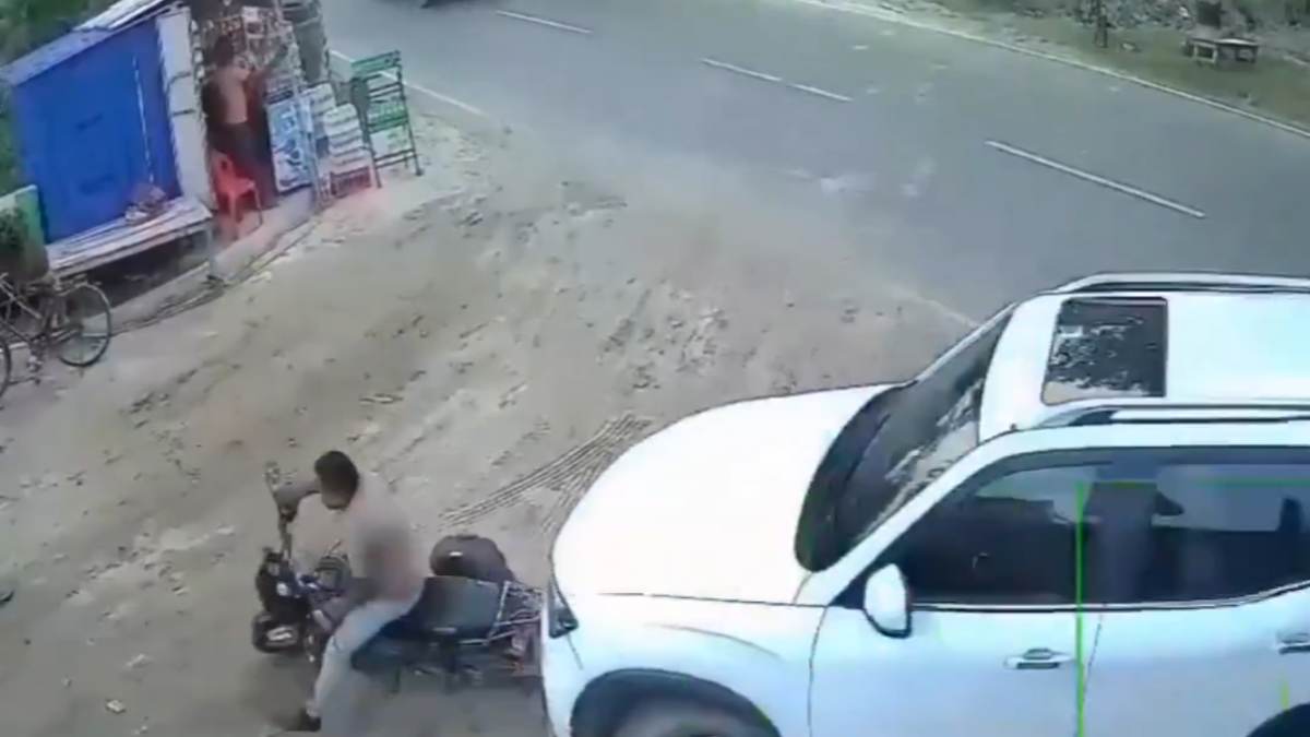 बिहार में पैक्स अध्यक्ष की दबंगई: पहले कार से मारी टक्कर, फिर लाठी-डंडों से हमला, चुनावी रंजिश का मामला, घायल अस्पताल में भर्ती