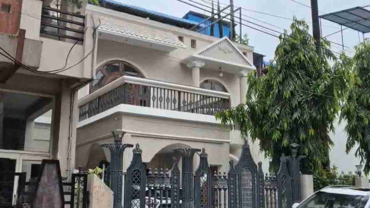 MP में इनकम टैक्स का छापा: टैक्स एडवाइजर के बंगले पर दी दबिश, दस्तावेज खंगालने में जुटे अधिकरी