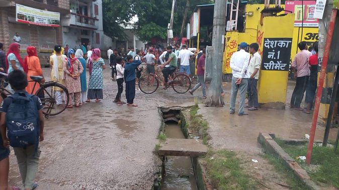 दिल्ली के वसंत कुंज में बड़ा हादसा; सीवर में गिरा बच्चा, घटना स्थल पर आपातकालीन कर्मी मौजूद, रेस्क्यू ऑपरेशन जारी