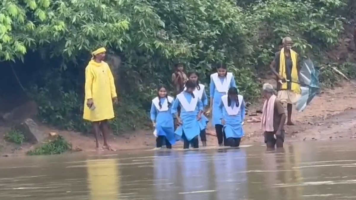 बहन नाले में बही तो भाई ने उठाया सभी छात्र-छात्राओं को सुरक्षित नाला पार कराने का बीड़ा, पुल नहीं होने से रोज जान जोखिम में डालकर बच्चे जाते हैं स्कूल…