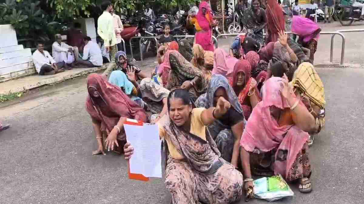 महिलाओं का अनोखा प्रदर्शन: घुटनों के बल रेंगती हुई पहुंचीं कलेक्टर के पास, कर दी ये मांग