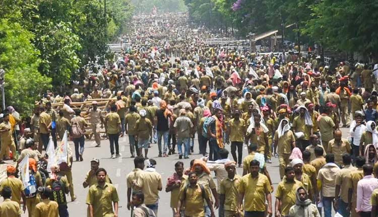 ‘स्टीयरिंग व्हील छोड़ो’ प्रदर्शन तीसरे दिन भी जारी,  आवश्यक सेवा और ईंधन आपूर्ति पर ख़तरा