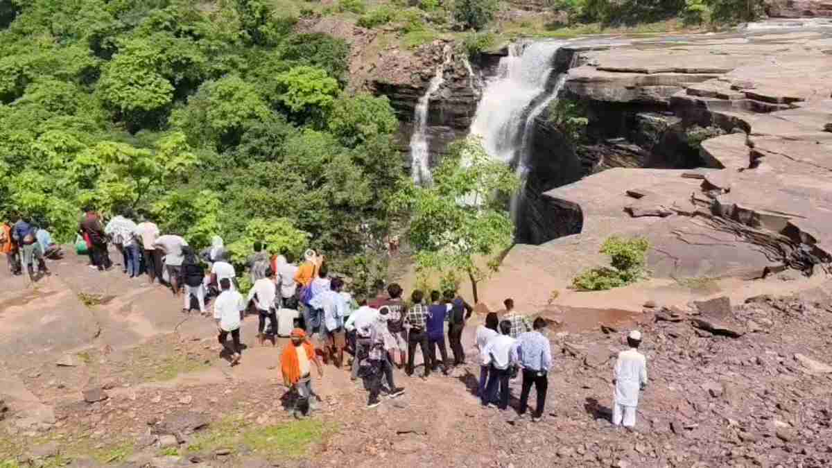 पन्ना में मौत का वाटरफॉल: चिकनी चट्टानों से फिसलकर सैंकड़ों फीट नीचे गुरा युवक, तड़प-तड़प कर तोड़ा दम