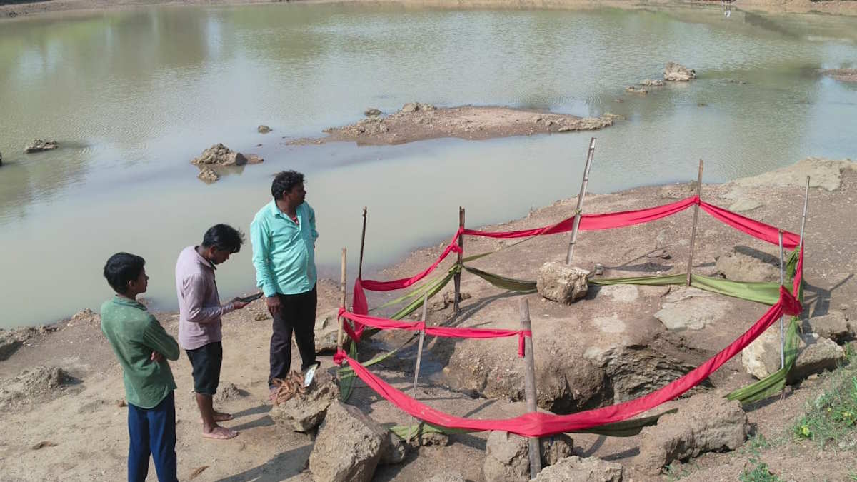 दैवीय चमत्कार! गड्ढे में समा गया तालाब का पानी, पूजा-पाठ में जुटे ग्रामीण…