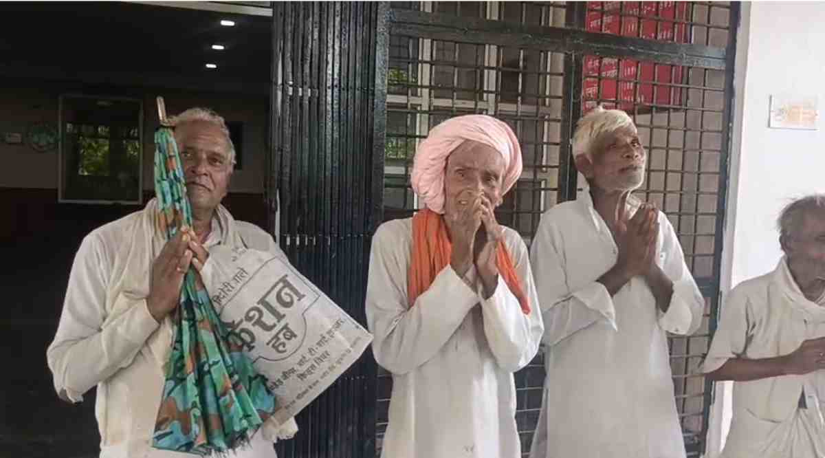 ‘साहब… सचिव ने हमे कागजों में मार दिया’, खुद को जिंदा साबित करने दफ्तर के चक्कर काट रहे बुजुर्ग, बोले- चाहो तो हमारी सांसों की गवाही ले लो